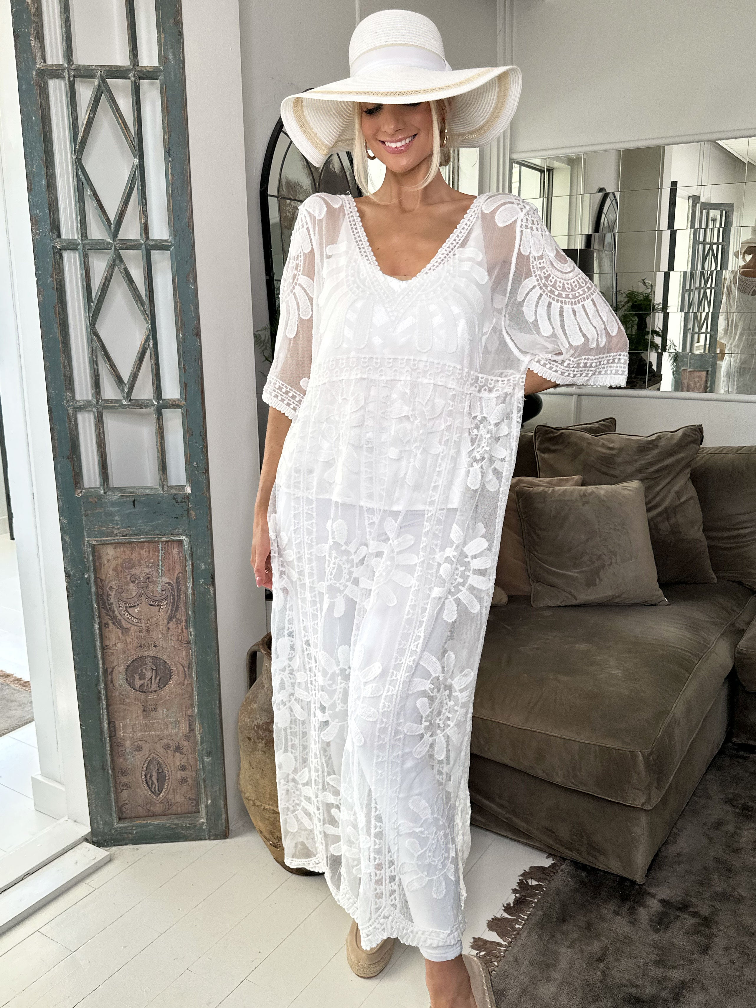 Amalie - Feminin semi-transparent blonde kjole